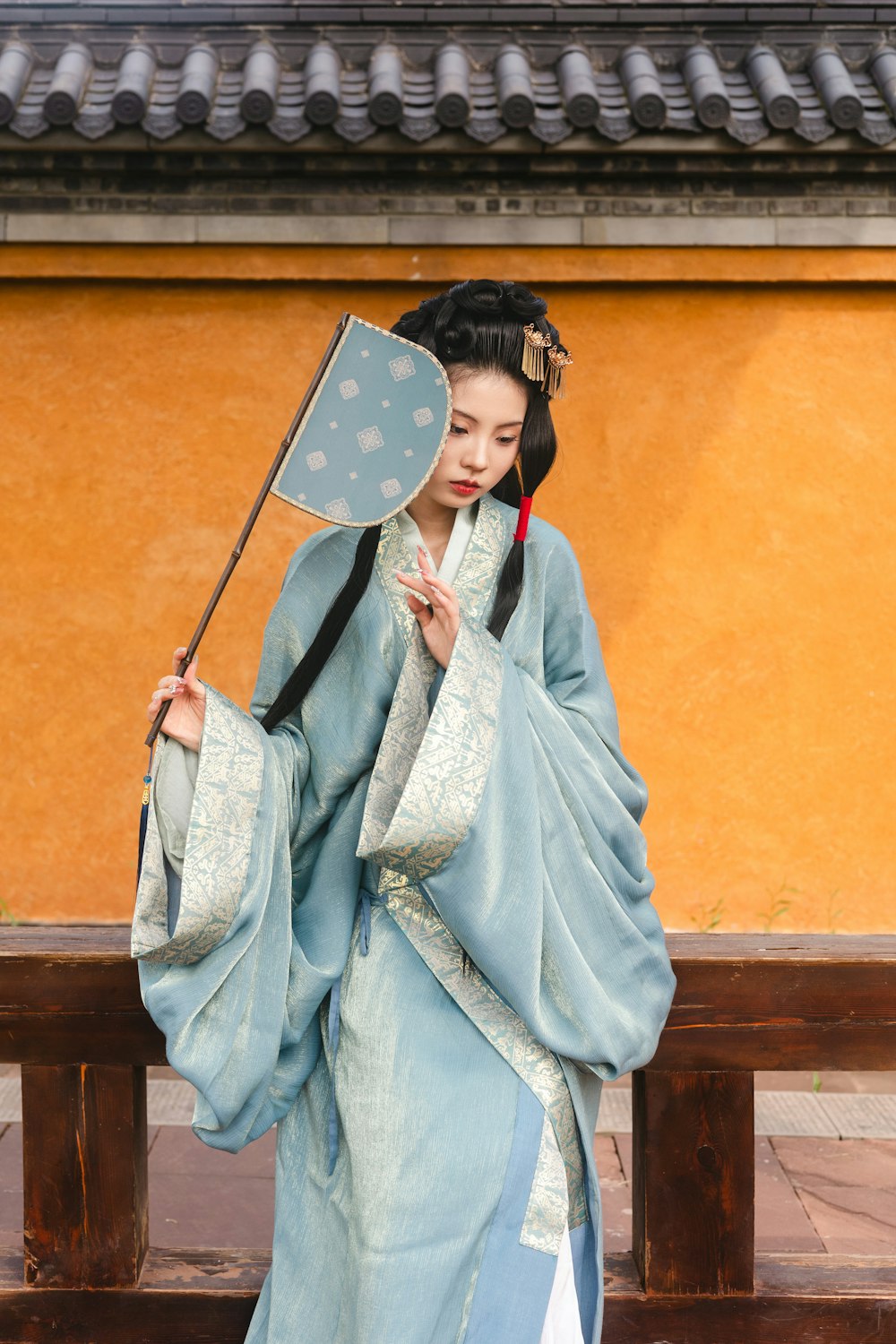 a woman dressed in a traditional chinese costume