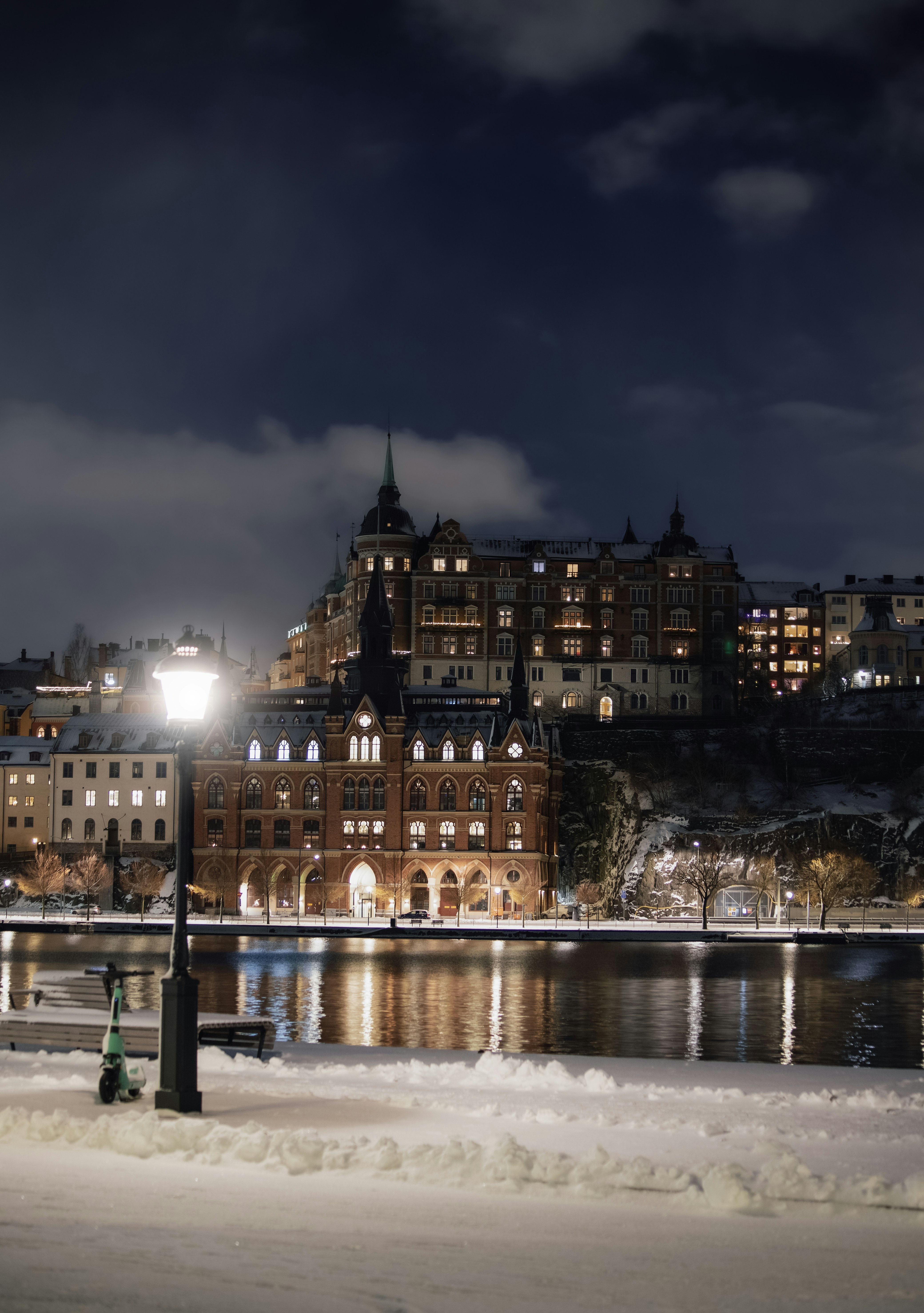 Nachtansicht eines großen Gebäudes mit einem Glockenturm