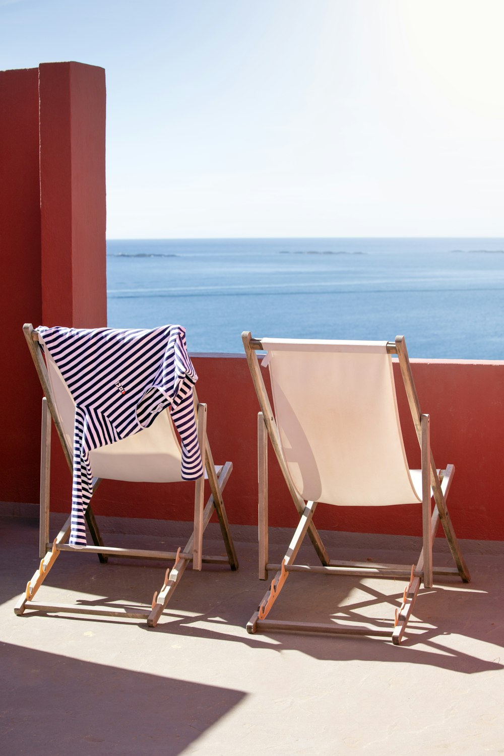 a couple of lawn chairs sitting next to each other