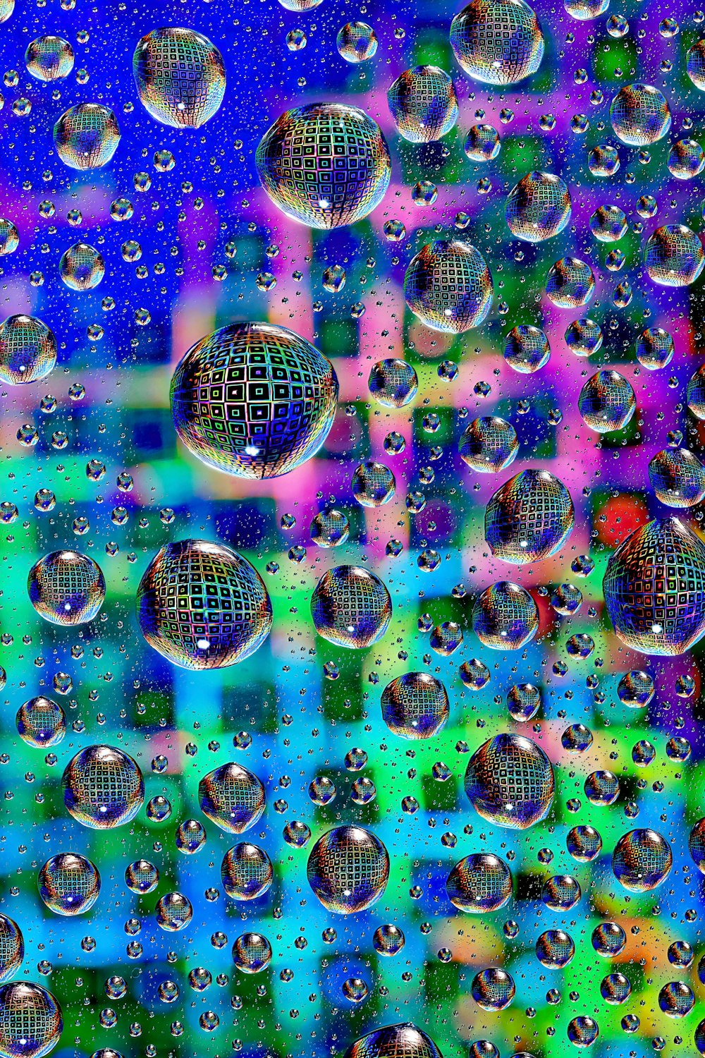 un groupe de bulles flottant au-dessus d’une surface bleue et verte