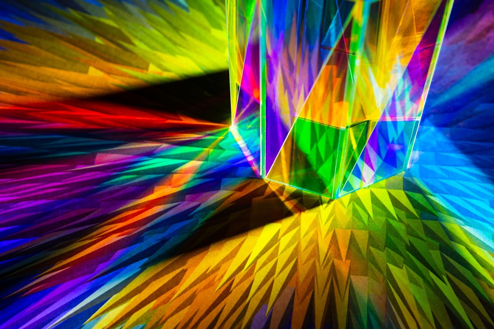 una imagen multicolor de un jarrón sobre una mesa