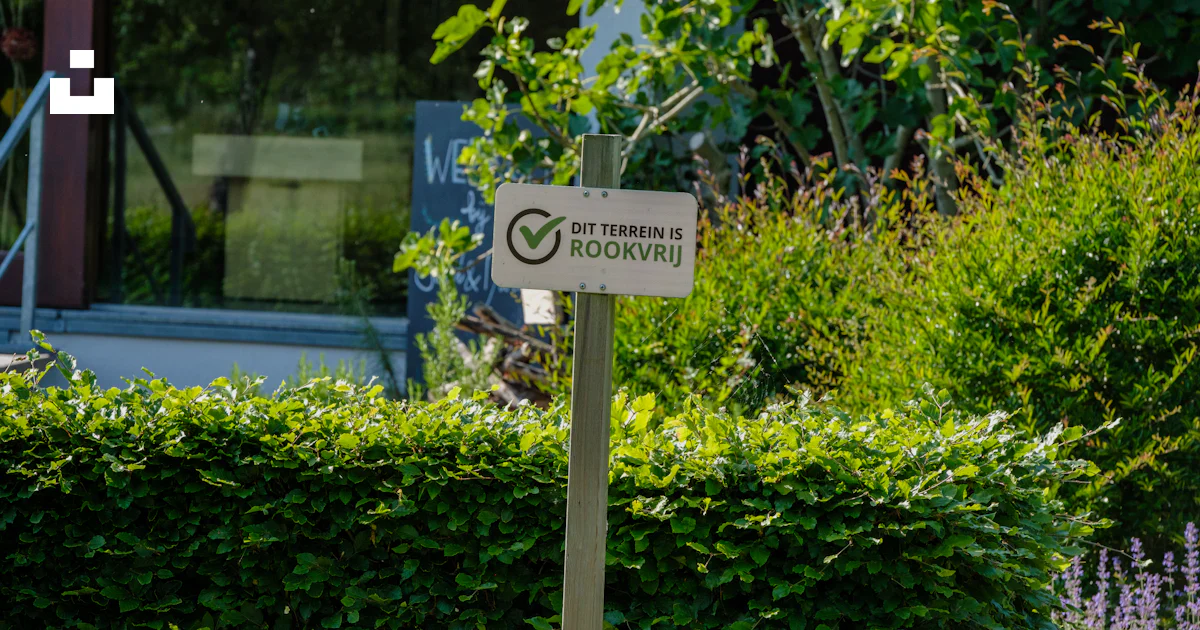 Bushes Sign A street sign in front of some bushes photo – Free Green Image on Unsplash