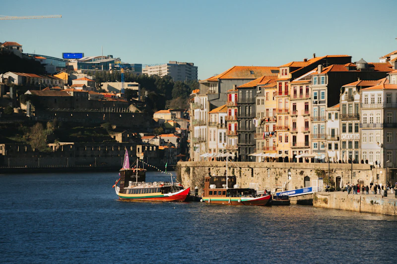 Barevné domy čtvrti Ribeira nad řekou Douro v Portu
