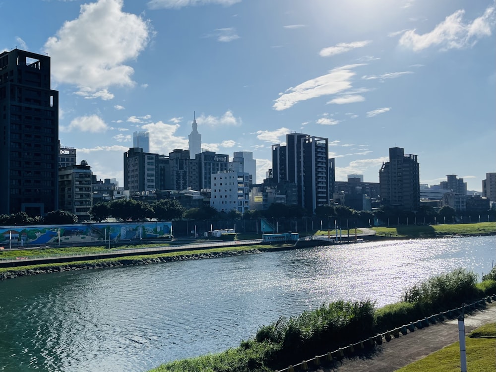 高層ビルの隣の街を流れる川