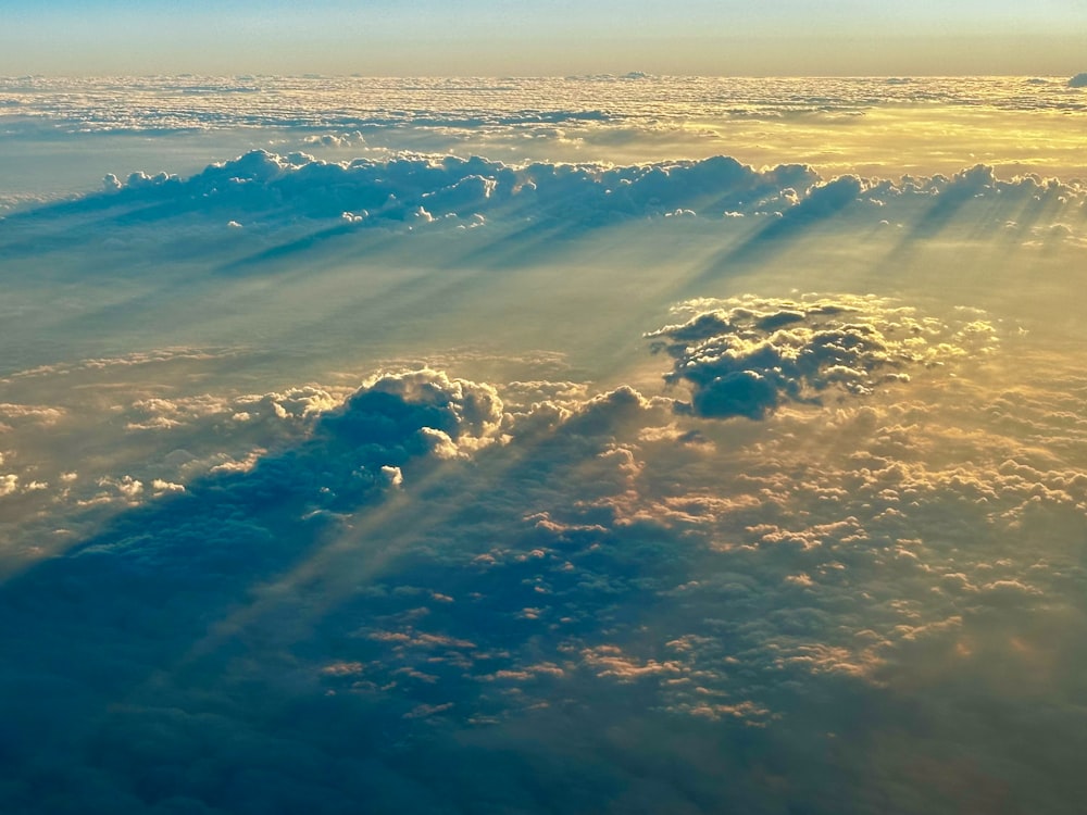 Le soleil brille à travers les nuages dans le ciel