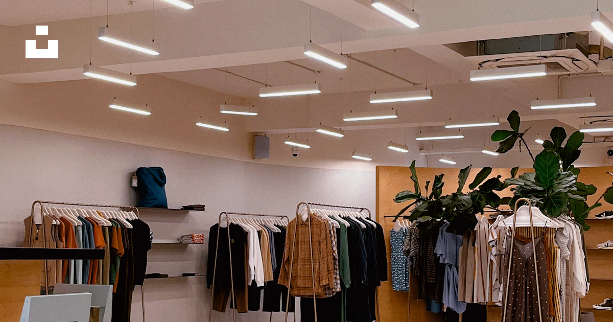 Ucha Ropa Una tienda de ropa llena de mucha ropa foto – Imagen de Moda gratuita ...