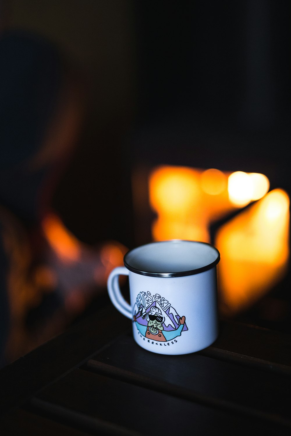 una taza de café blanca encima de una mesa de madera