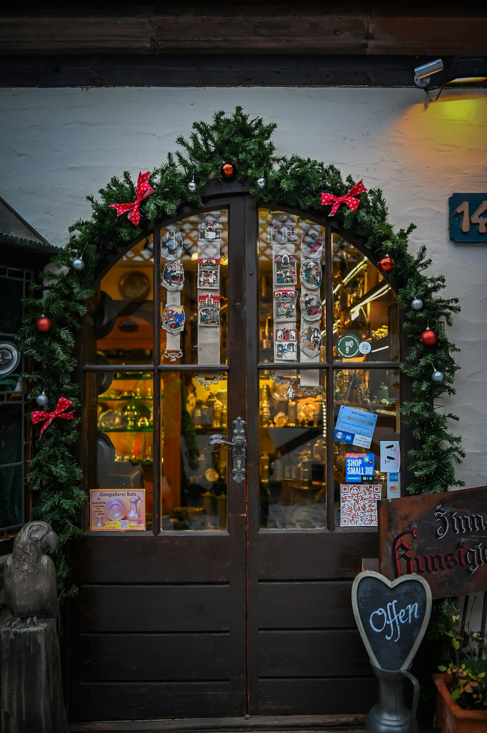 La puerta de entrada de un restaurante decorado para Navidad