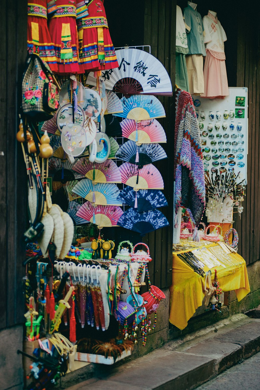 ein Geschäft mit ausgestellten Regenschirmen und anderen Gegenständen