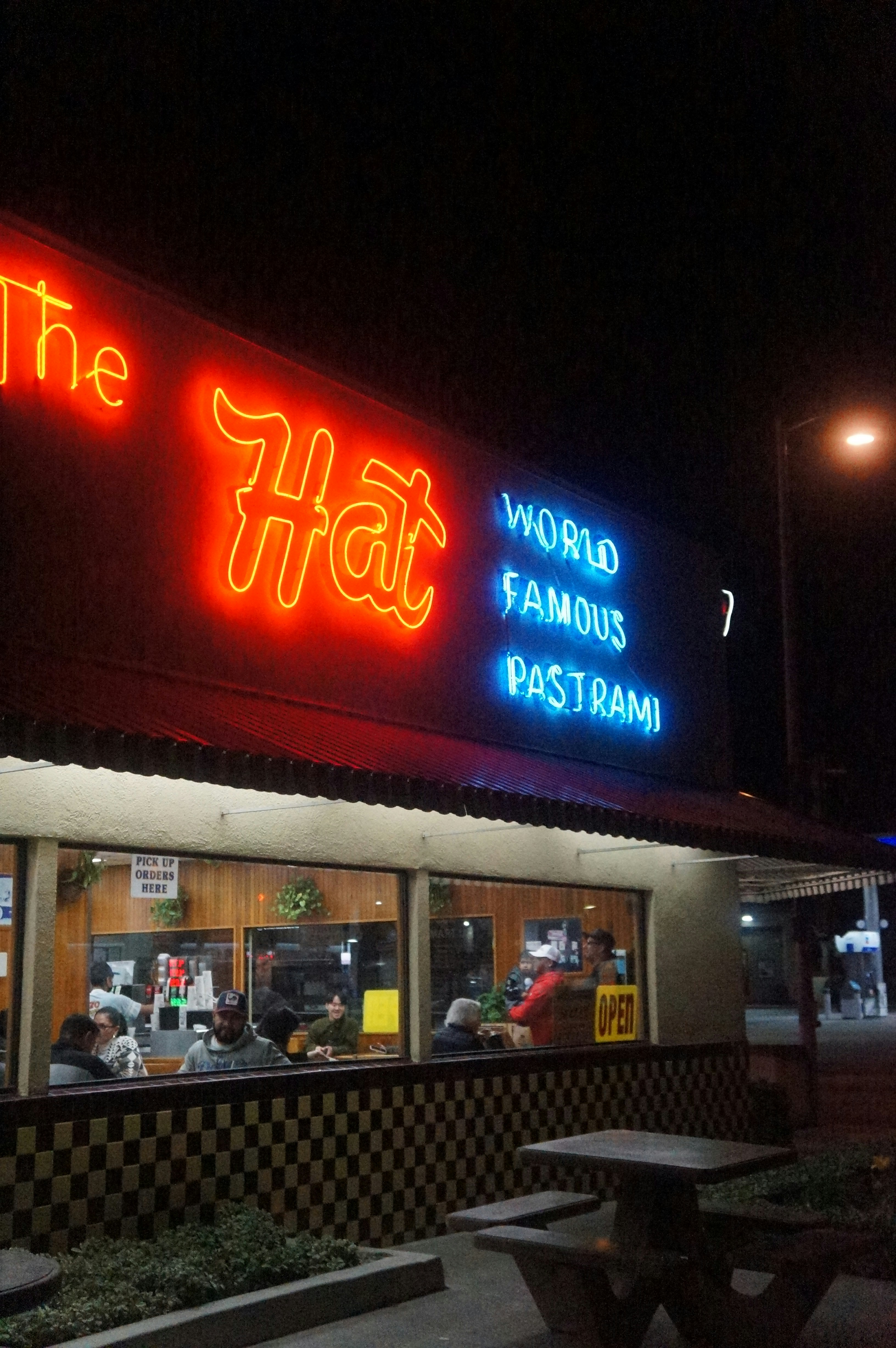 the exterior of a fast food restaurant at night
