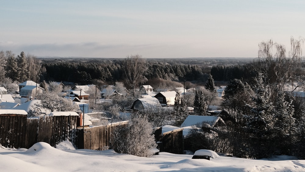Una vista de una ciudad cubierta de nieve desde una colina