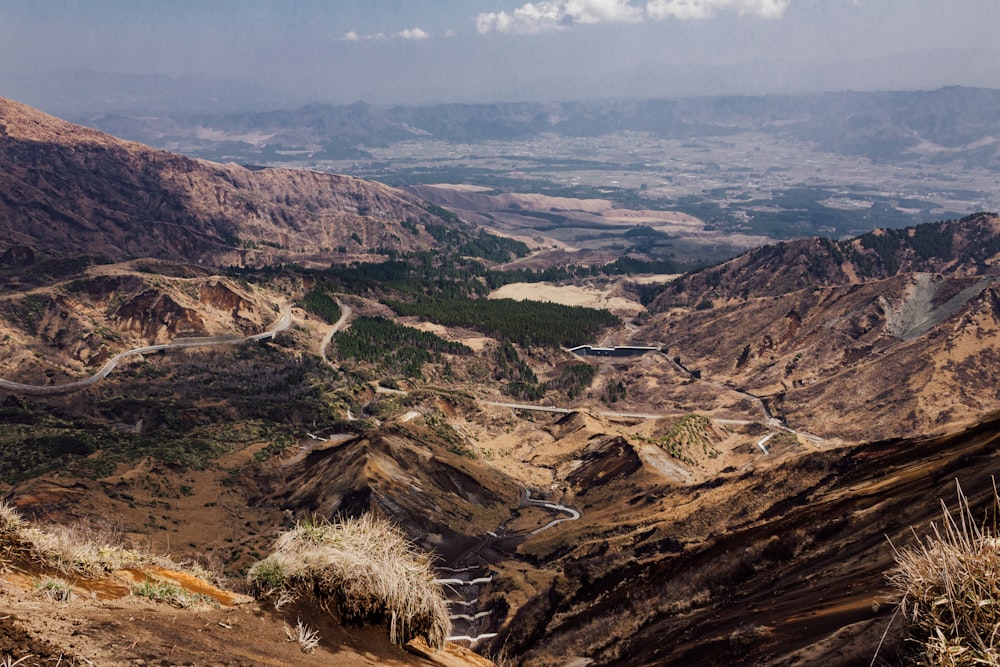 Una vista panoramica su una strada tortuosa tra le montagne