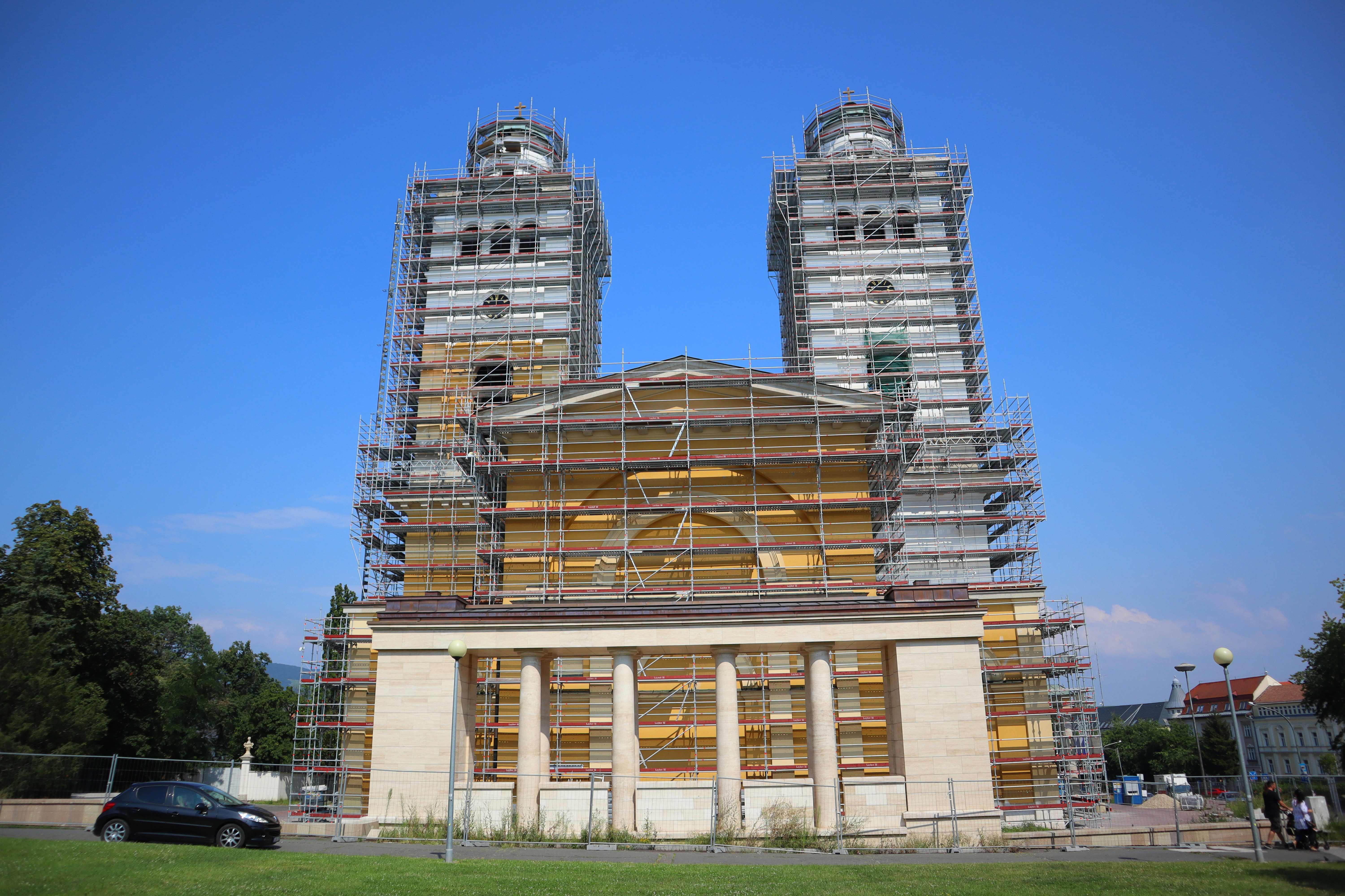 Bâtiment en cours de rénovation avec échafaudages dans la ville d Eger