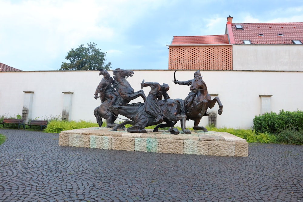 eine Statue einer Gruppe von Menschen auf Pferden
