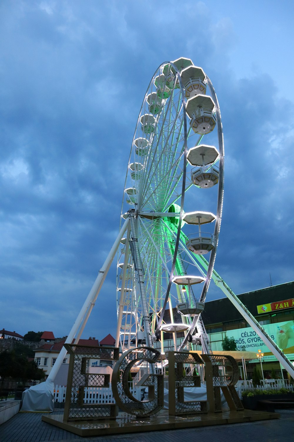 ein großes Riesenrad, das auf einer Holzplattform sitzt