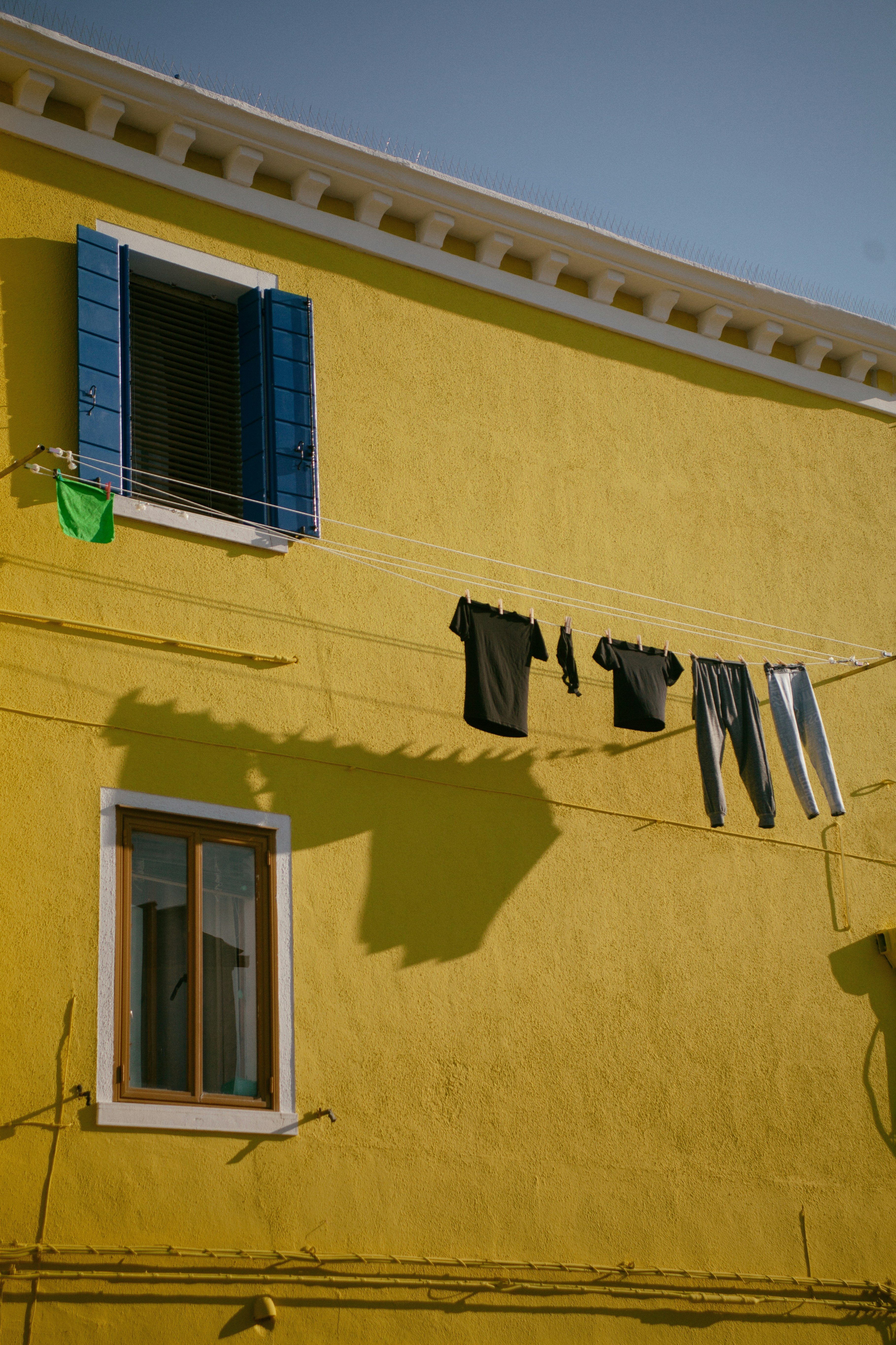 Persona embalando ropa para devolución online