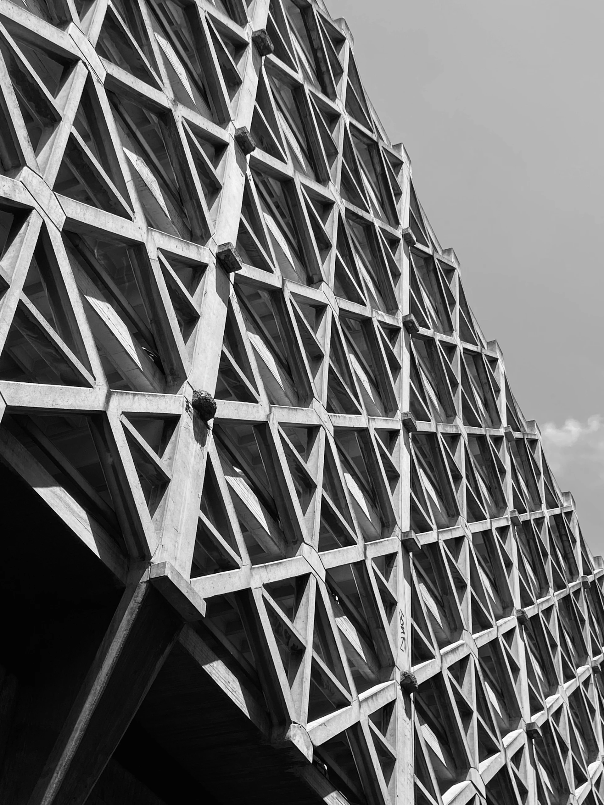 a black and white photo of a building