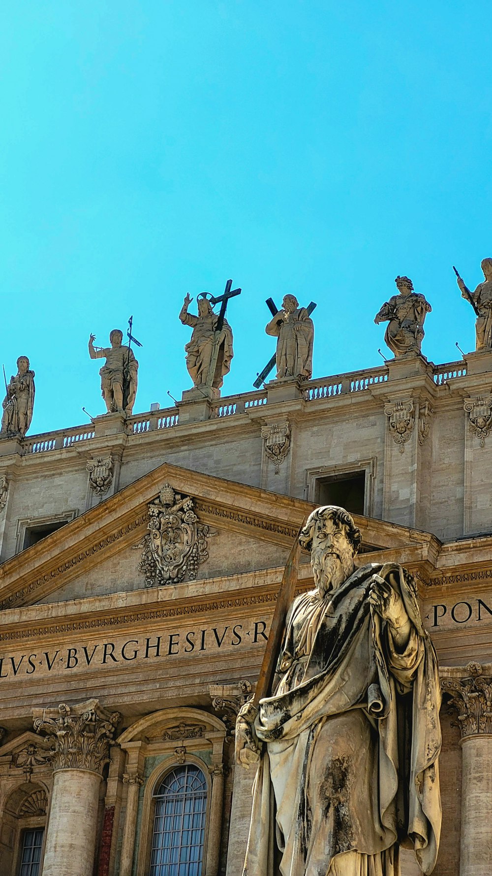 a statue of a man in front of a building