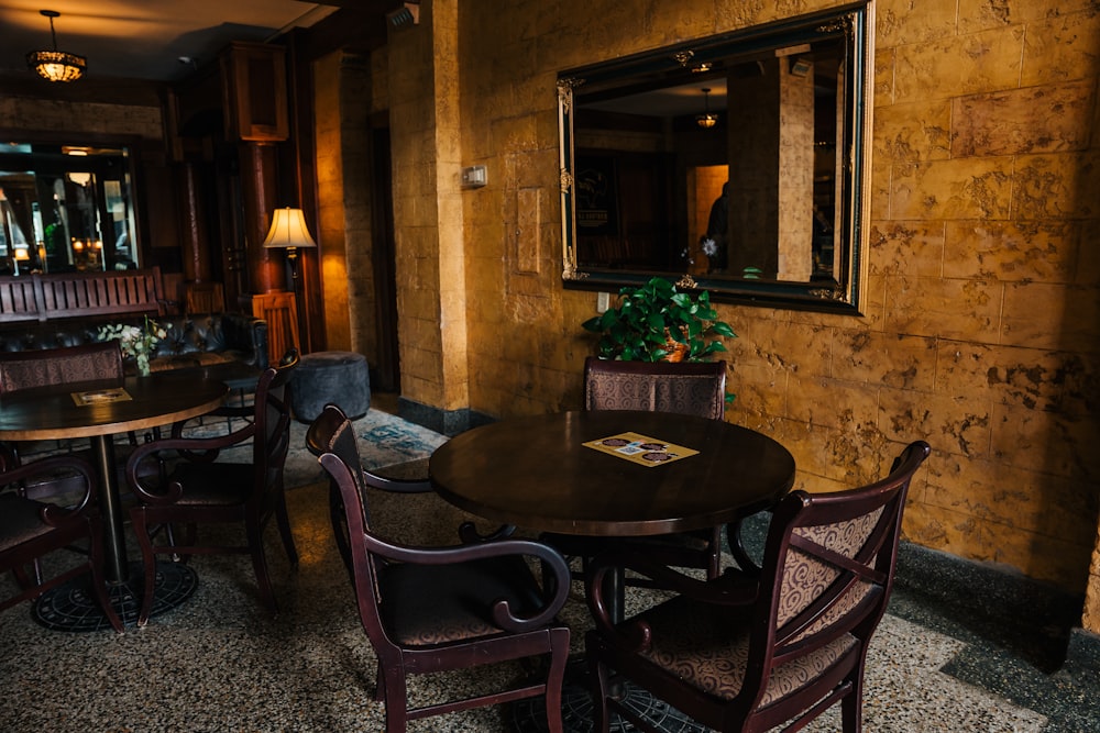 una mesa y sillas en una habitación con un espejo en la pared