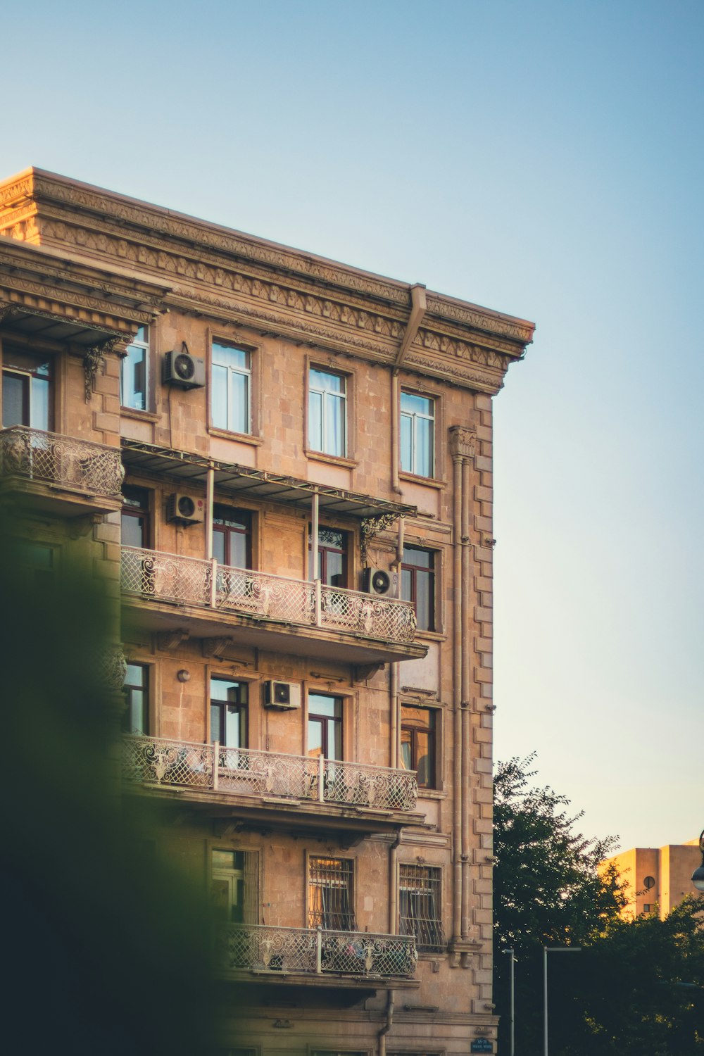 un grand immeuble avec des balcons et des balcons sur les balcons