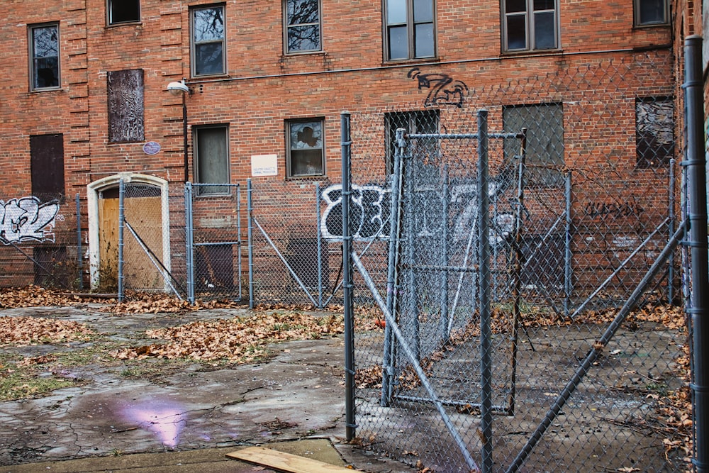 un edificio con graffiti sul lato