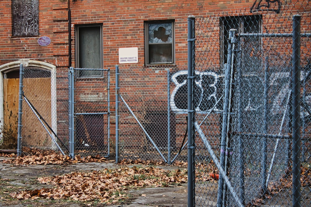 un edificio con graffiti sul lato