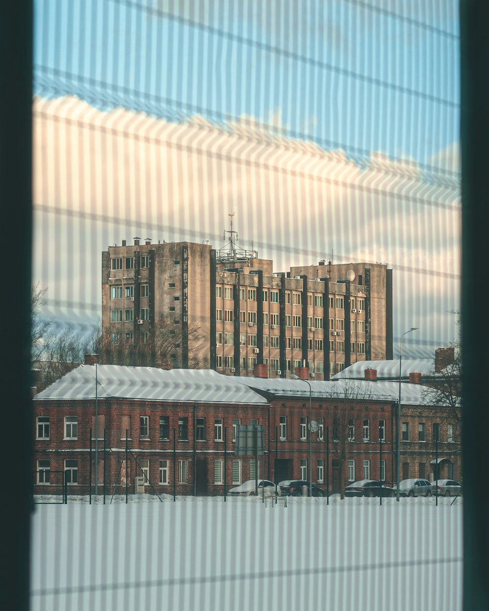 Blick auf ein Gebäude durch ein Fenster