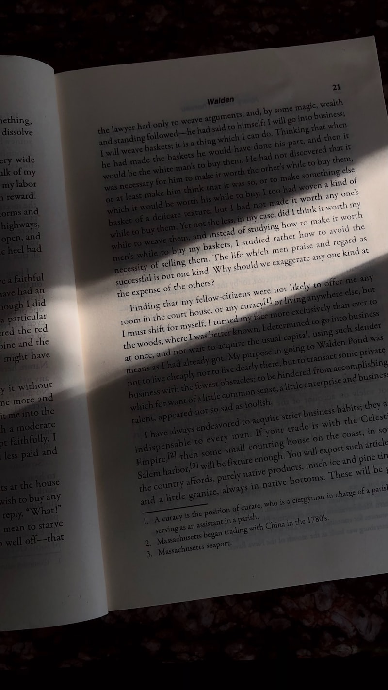 Offenes Buch auf einem Tisch