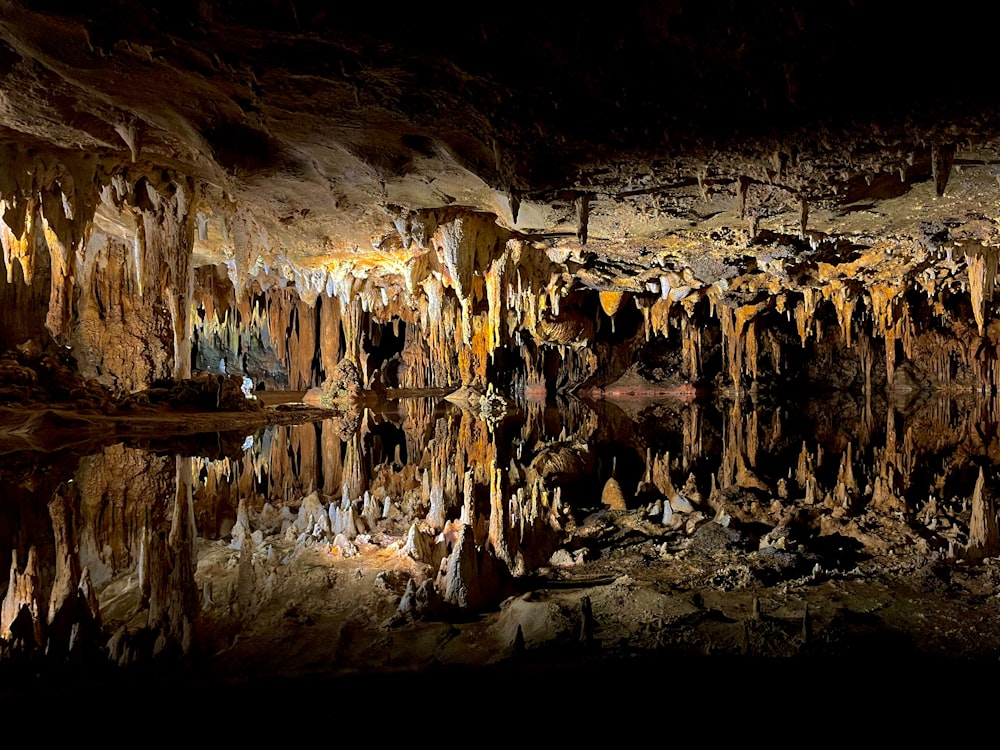 洞窟のような地層がたくさんある洞窟