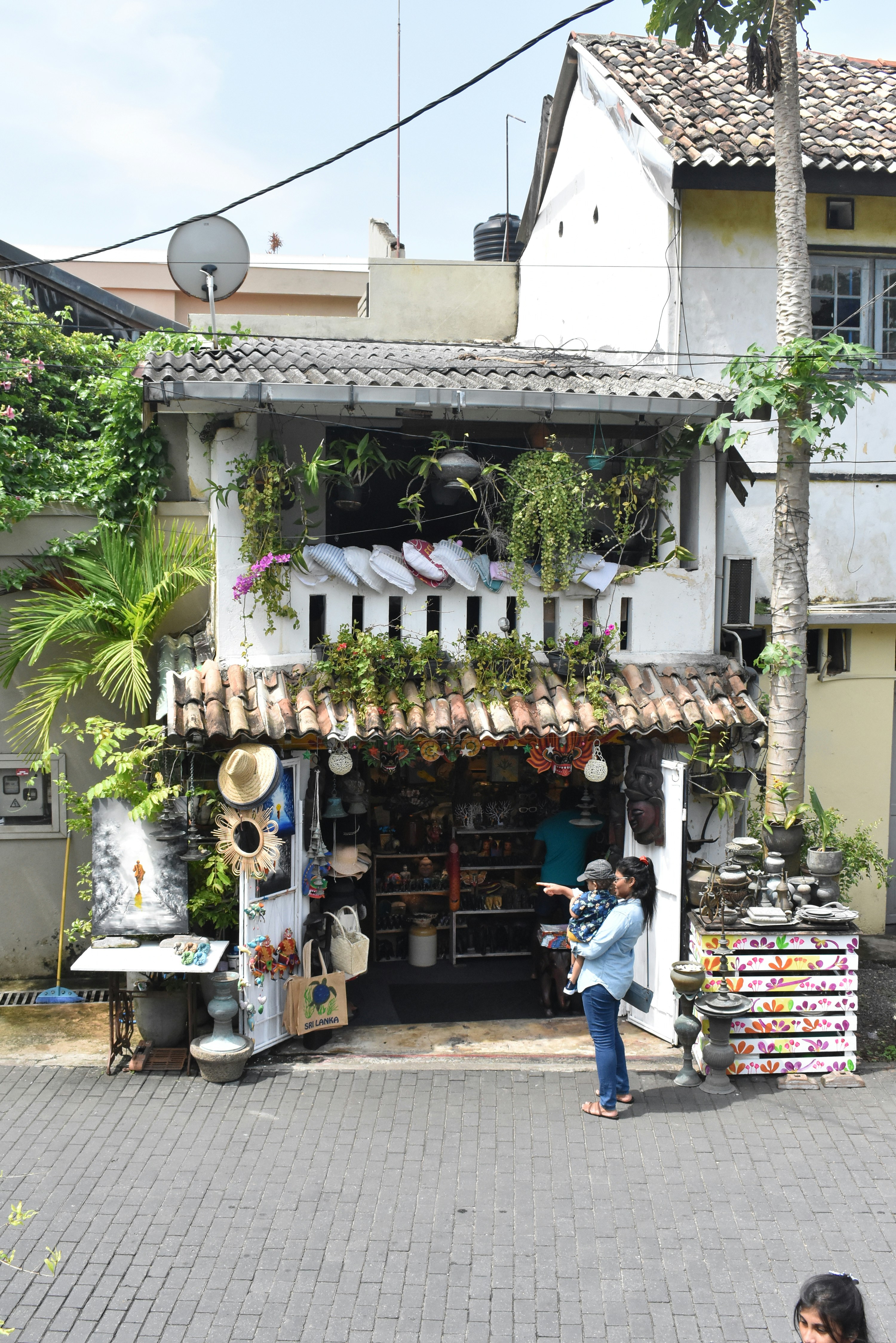 Eine Frau steht vor einem Geschäft