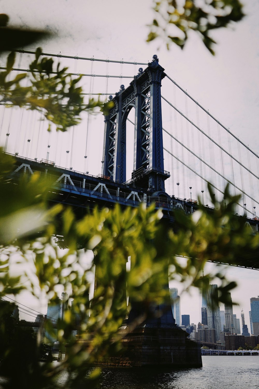 Una vista del puente de Brooklyn desde el otro lado del agua