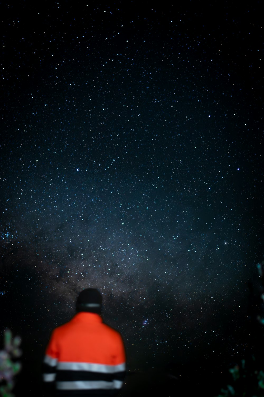 Um homem está olhando para as estrelas no céu