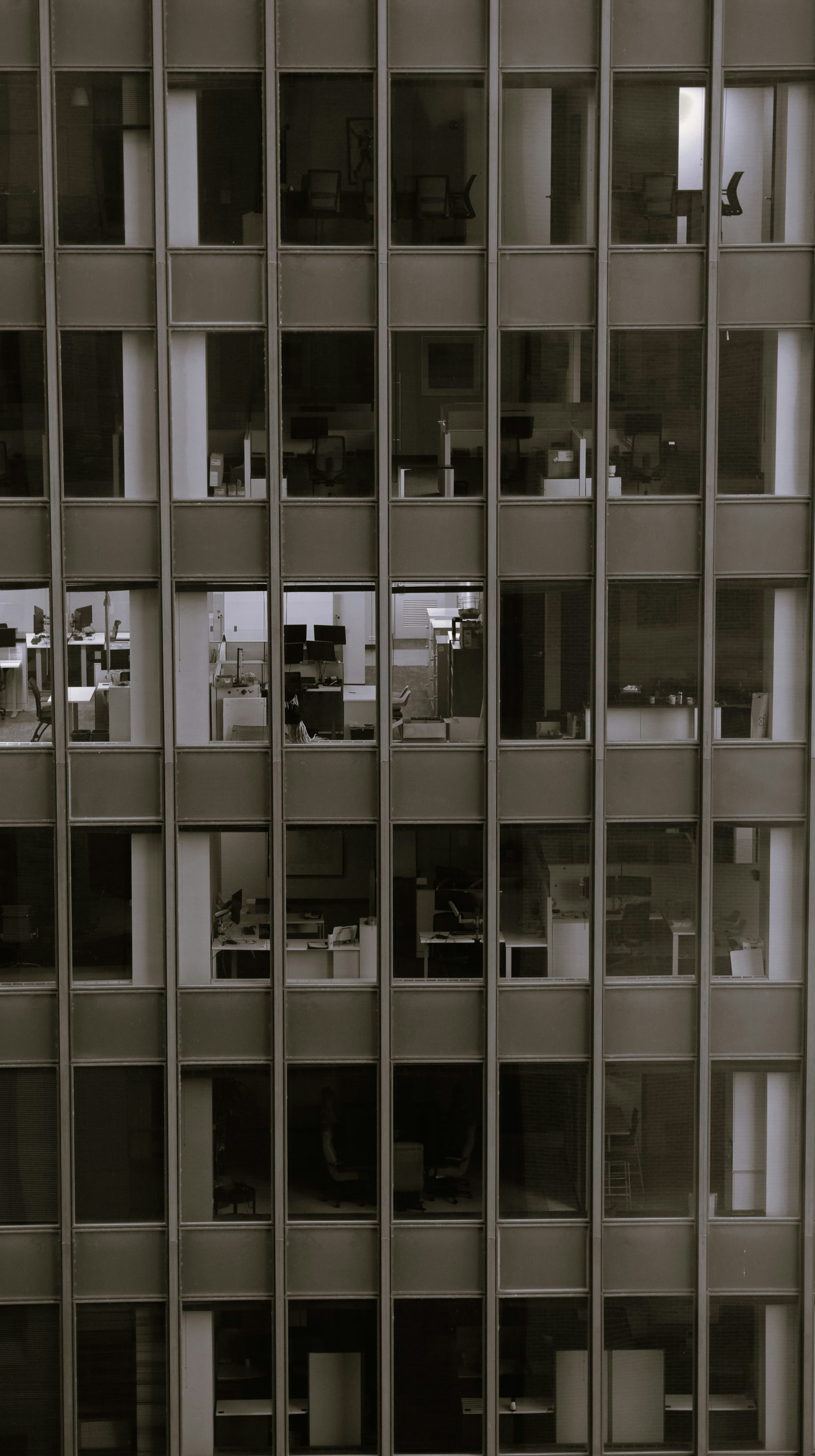 Un edificio muy alto con muchas ventanas