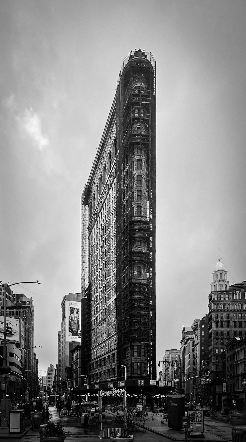 매우 높은 건물의 흑백 사진