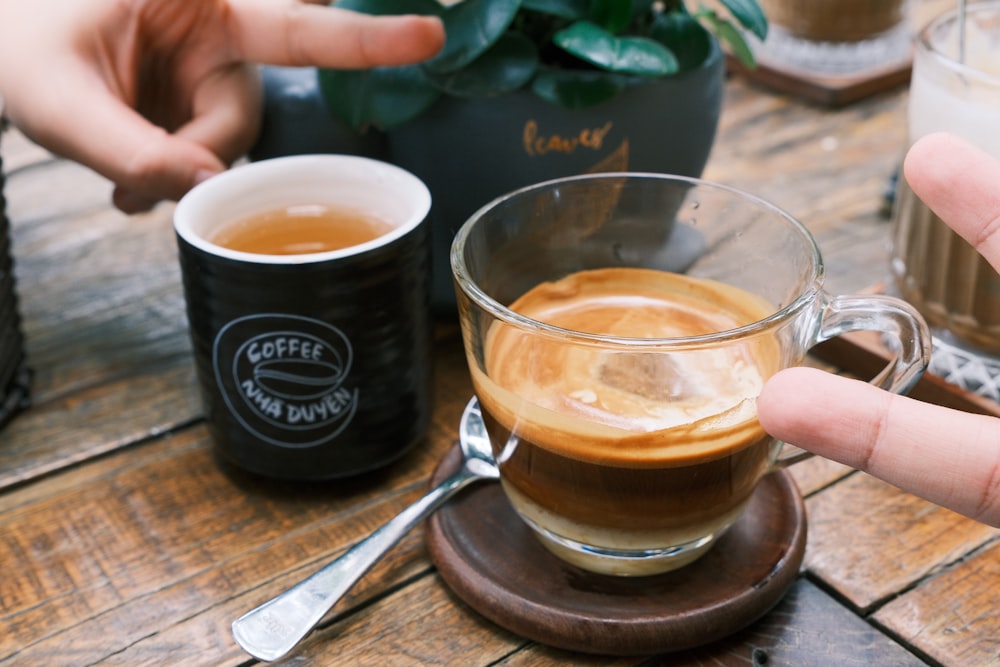 uma pessoa está segurando uma xícara de café