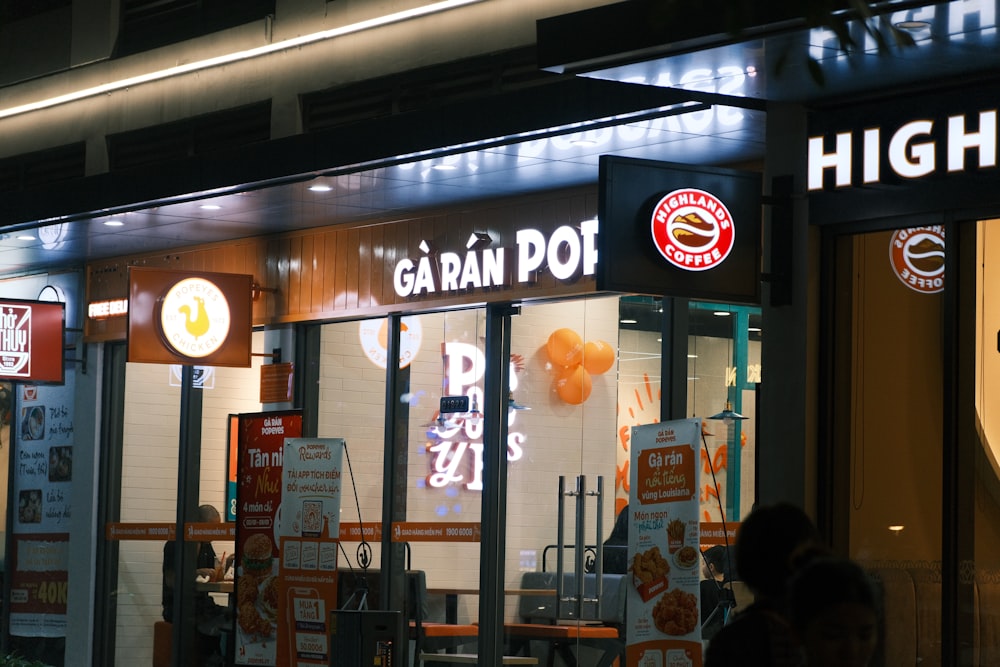 a restaurant with a sign that says garan pot