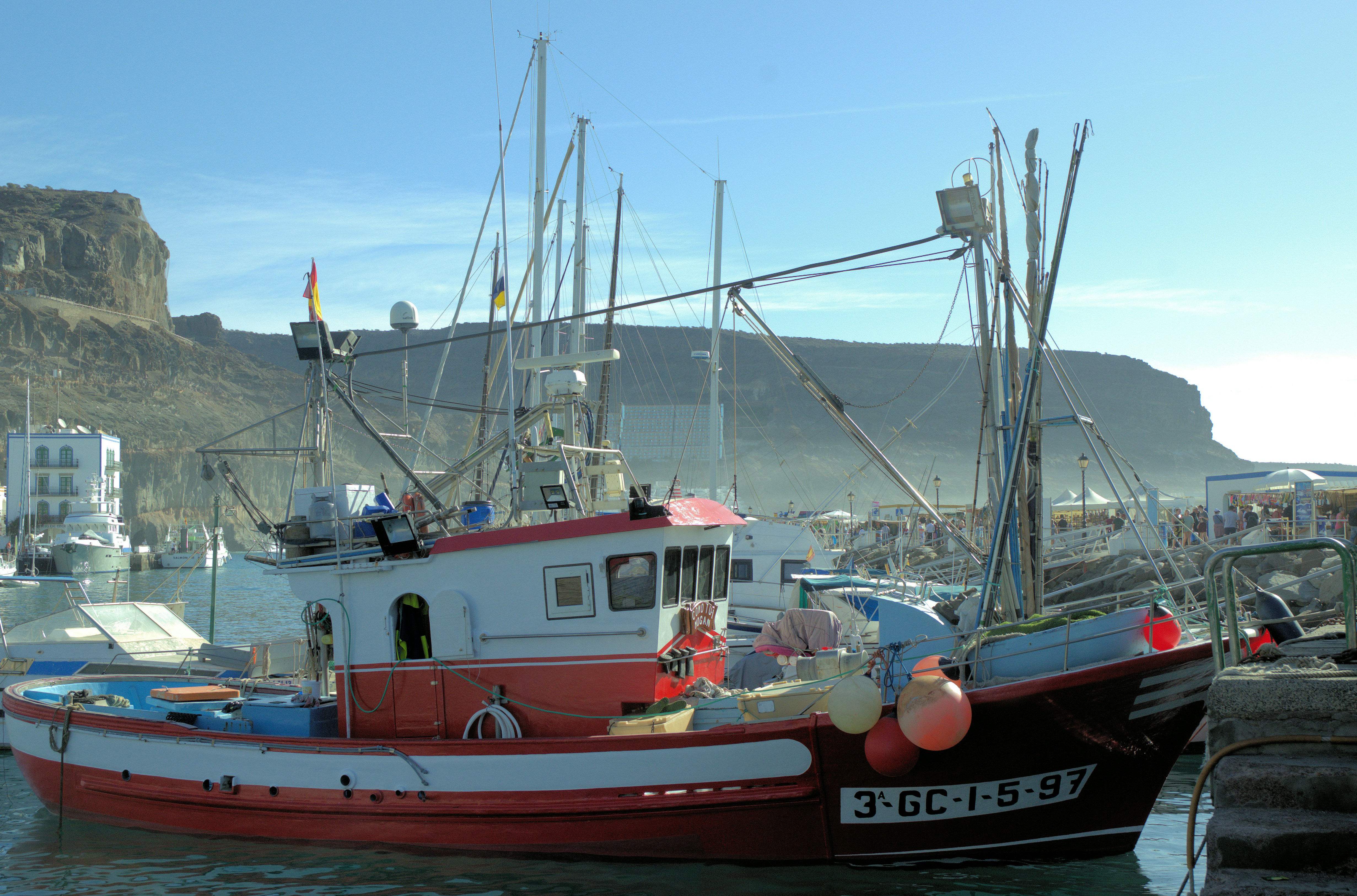 ein rot-weißes Boot im Wasser