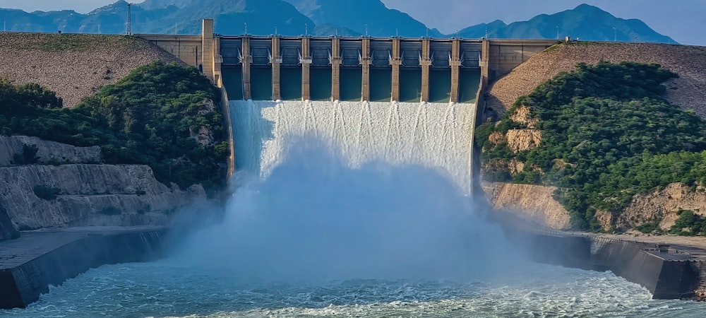 ein großer Damm, aus dem Wasser herausströmt