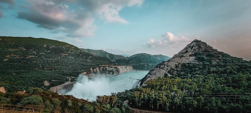 Un grande specchio d'acqua circondato da montagne