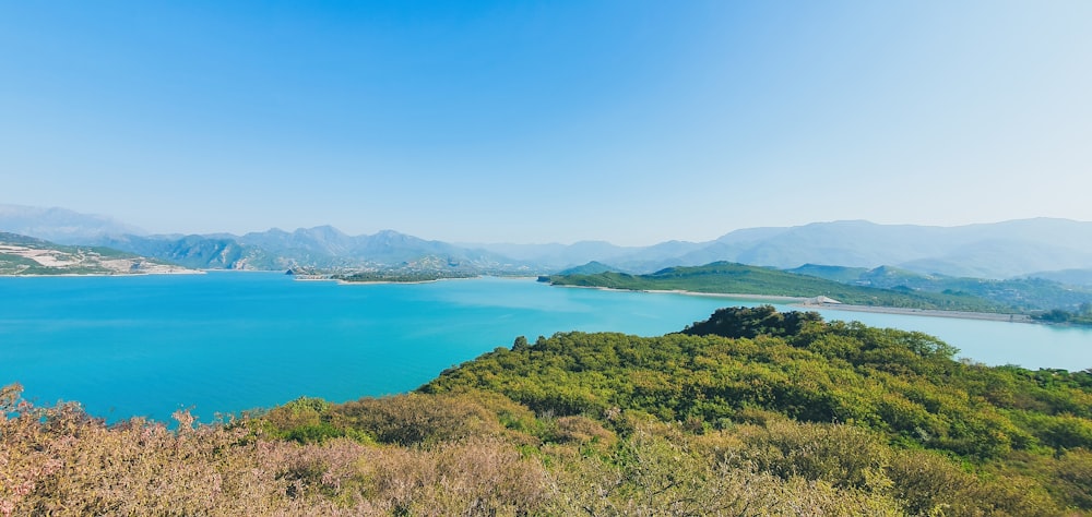 Una vista panoramica di uno specchio d'acqua con montagne sullo sfondo