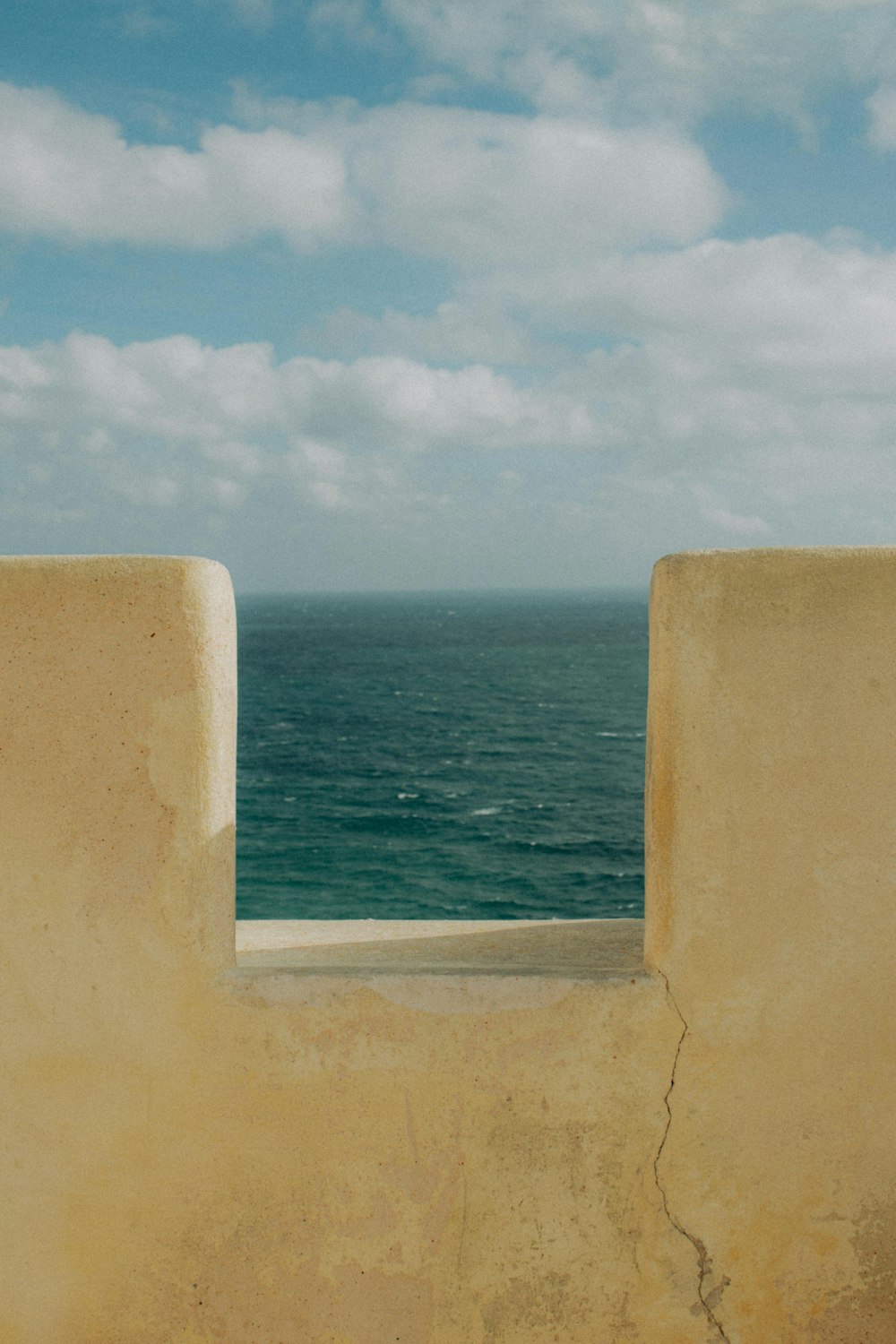 una vista di uno specchio d'acqua da un muro