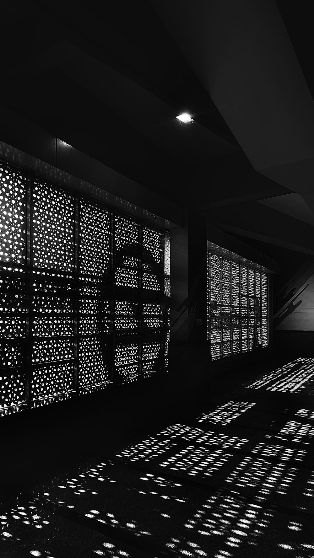 Una foto in bianco e nero di una stanza con molte luci