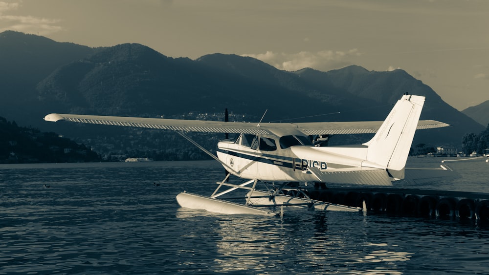 un piccolo aereo seduto in cima a uno specchio d'acqua