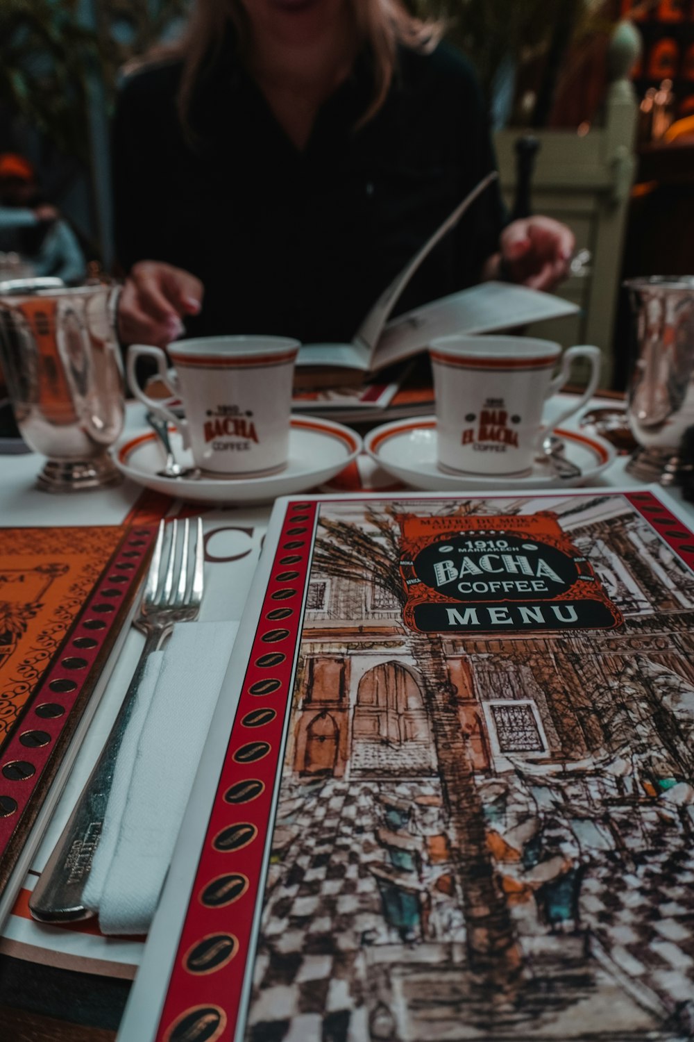 una mujer sentada en una mesa con un menú