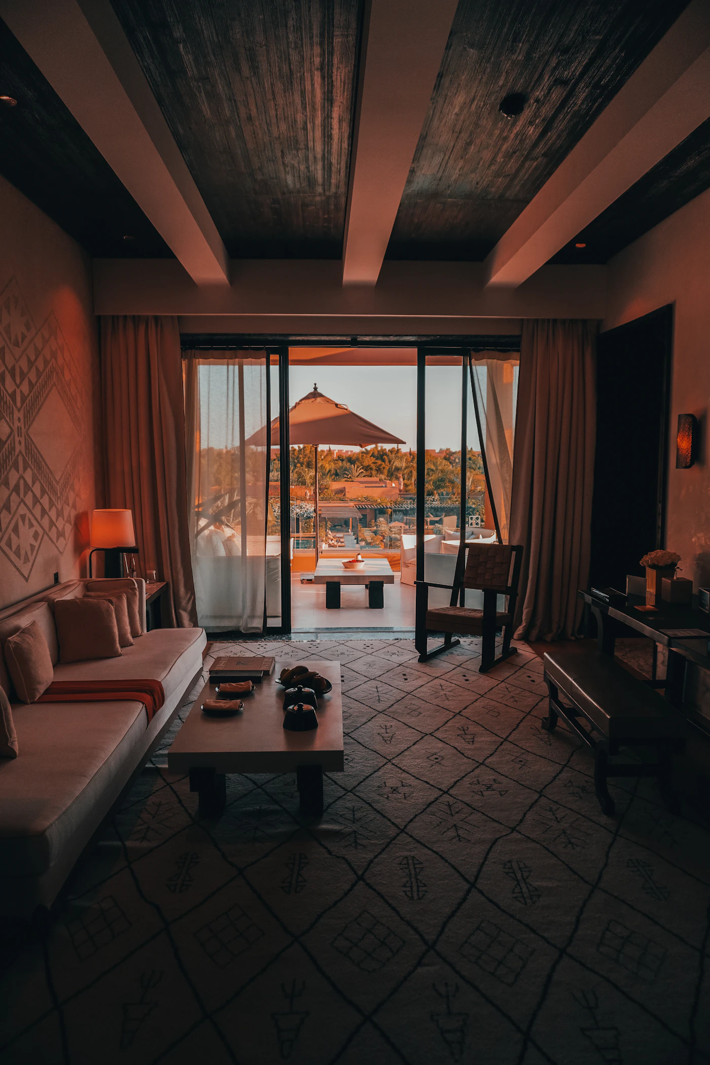 Chambre Amal — Suite junior avec coin salon.