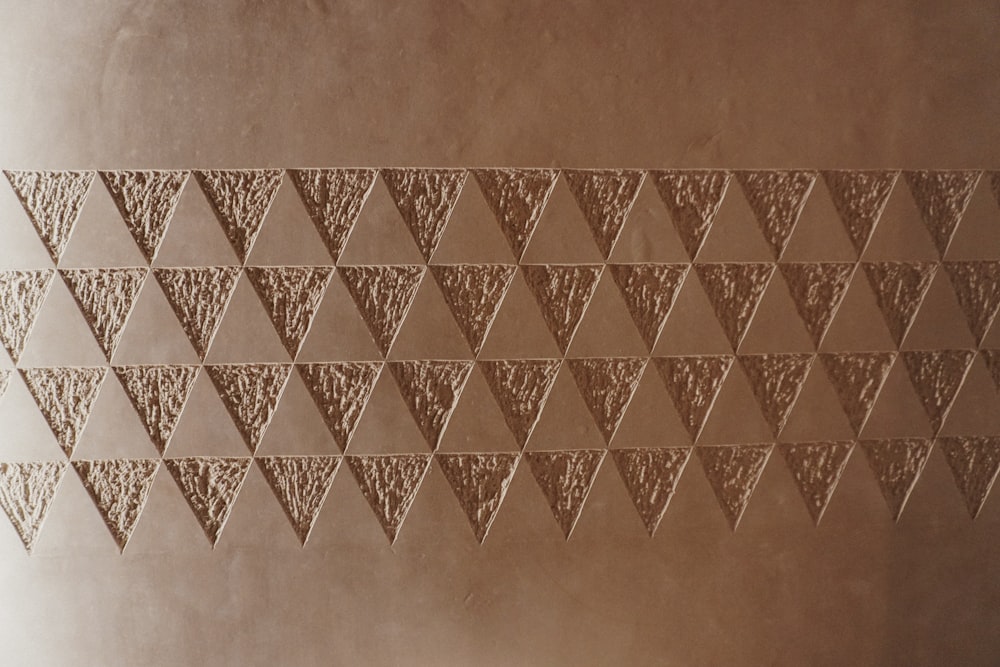 um grupo de formas triangulares em uma parede