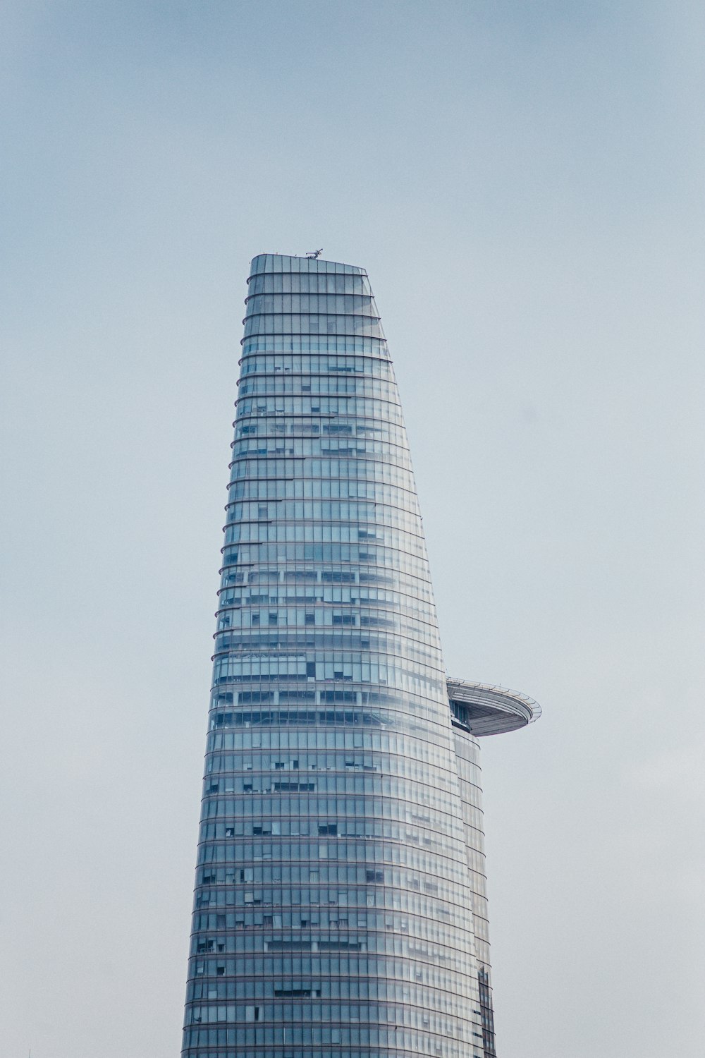 Un edificio muy alto con un fondo de cielo