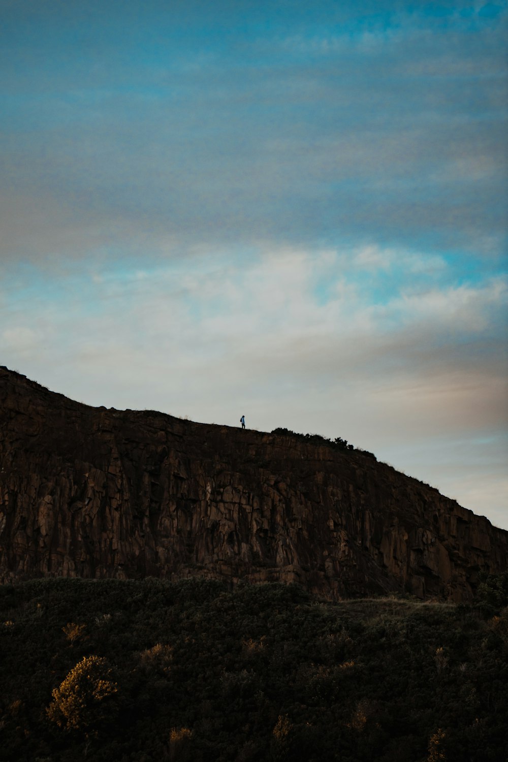 una persona parada en la cima de una montaña