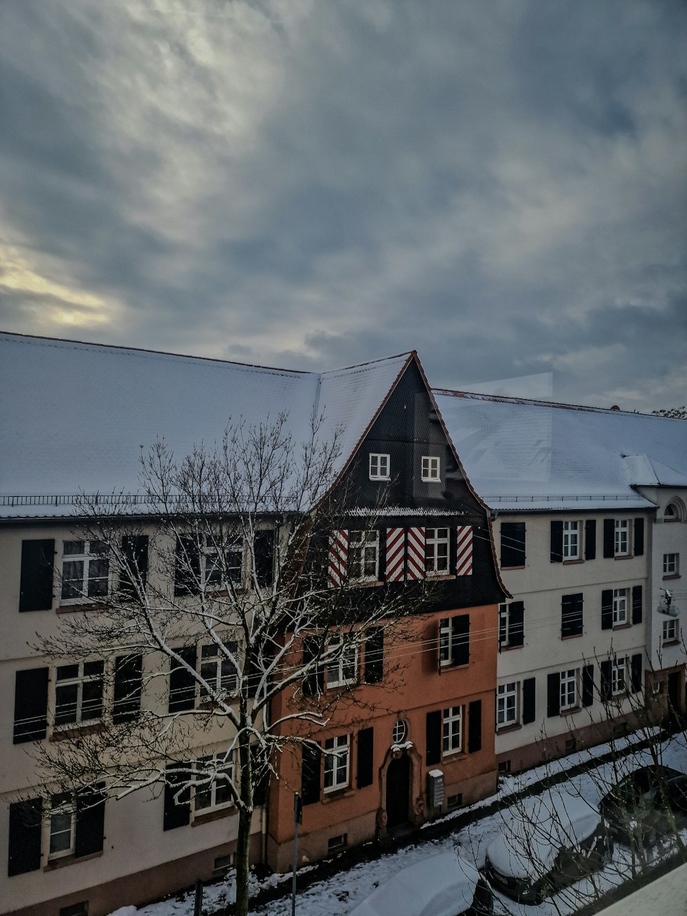 a building that has a lot of windows in it