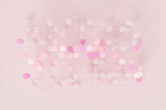 a blurry photo of pink and white circles